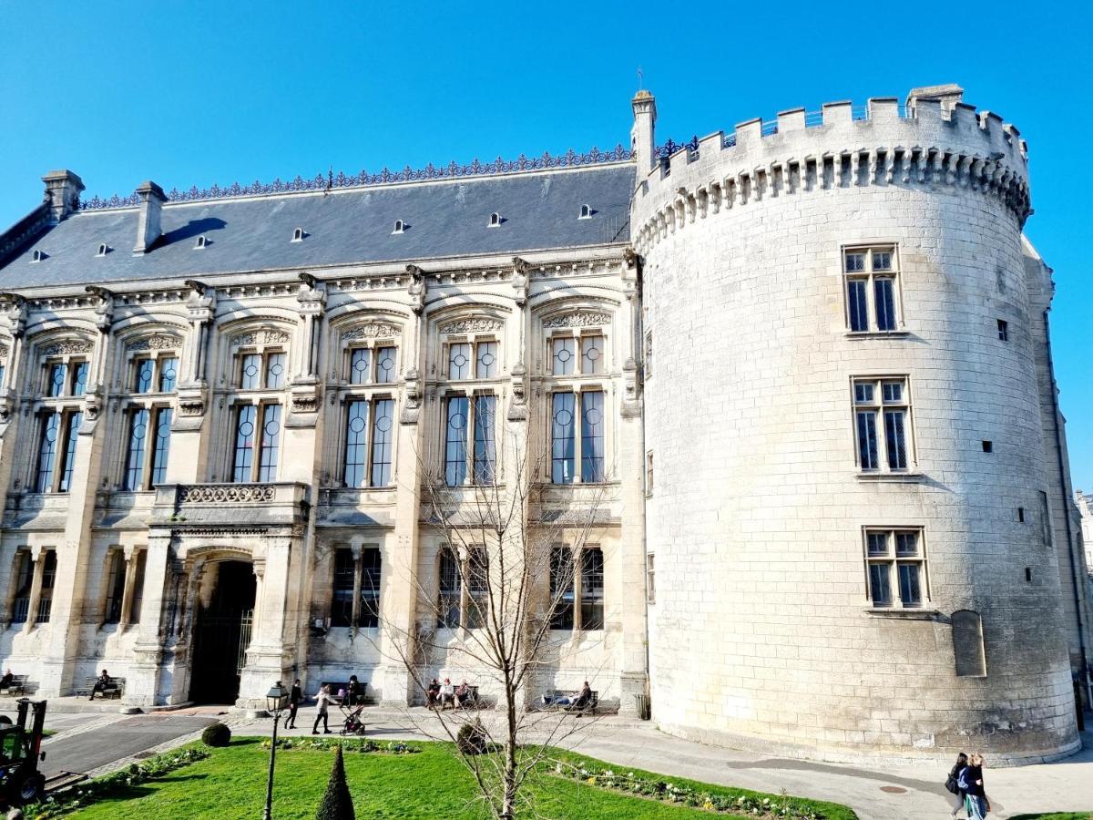 Face A L'Hotel De Ville Grand Et Lumineux Appartement Angouleme Exterior photo
