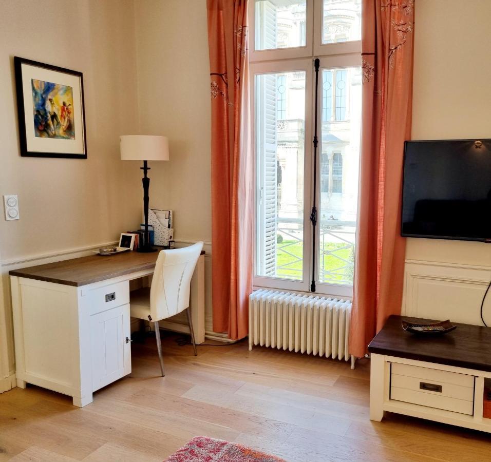 Face A L'Hotel De Ville Grand Et Lumineux Appartement Angouleme Exterior photo
